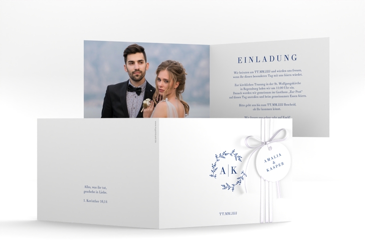 Hochzeitseinladung Filigrana A6 Klappkarte quer blau in reduziertem Design mit Initialen und zartem Blätterkranz