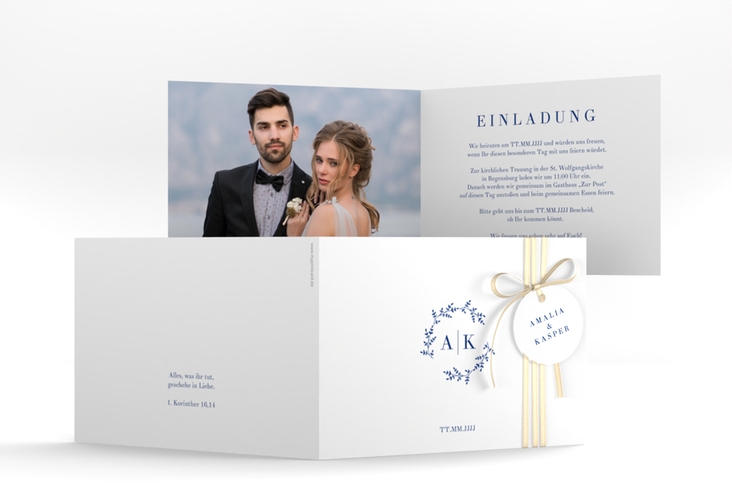 Hochzeitseinladung Filigrana A6 Klappkarte quer blau in reduziertem Design mit Initialen und zartem Blätterkranz