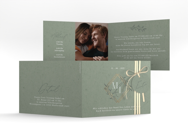 Hochzeitseinladung Greenletter A6 Klappkarte quer mit Initialen in elegantem Goldrahmen mit Blättern