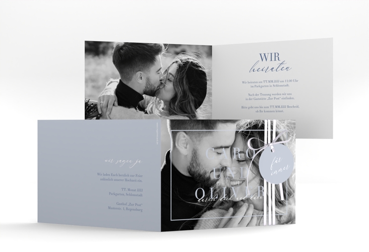Hochzeitseinladung Moment A6 Klappkarte quer blau hochglanz mit Schwarzweiß-Foto des Brautpaars