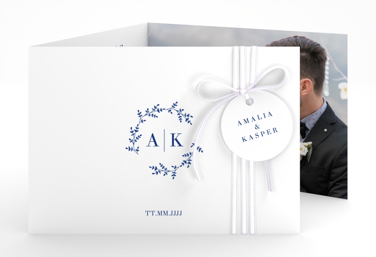 Hochzeitseinladung Filigrana A6 Doppel-Klappkarte blau hochglanz in reduziertem Design mit Initialen und zartem Blätterkranz