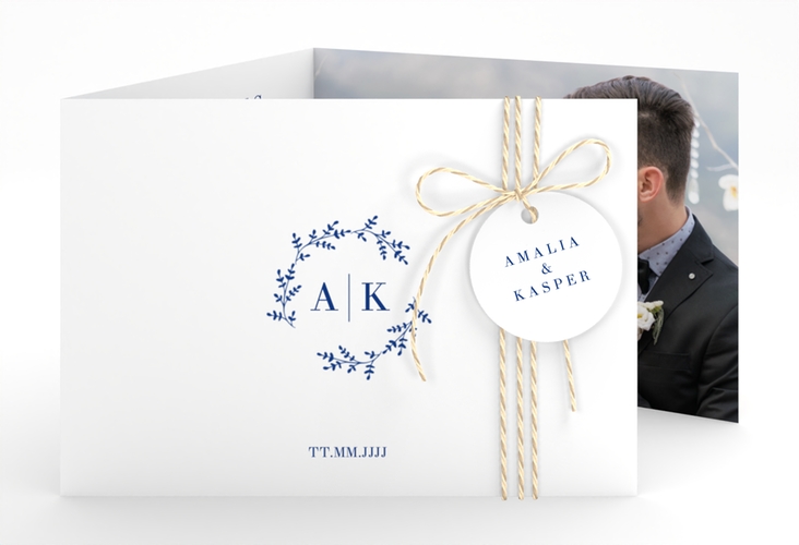 Hochzeitseinladung Filigrana A6 Doppel-Klappkarte blau hochglanz in reduziertem Design mit Initialen und zartem Blätterkranz
