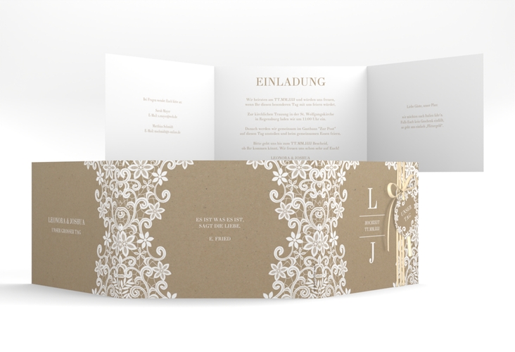 Hochzeitseinladung Bella A6 Doppel-Klappkarte Kraftpapier mit weißer Brautspitze um Initialen