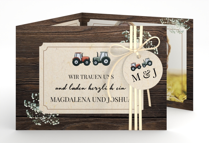 Hochzeitseinladung Bauernhochzeit A6 Doppel-Klappkarte braun in rustikaler Holz-Optik mit Schleierkraut und zwei kleinen Traktoren