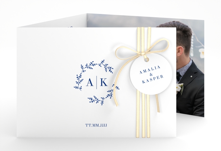Hochzeitseinladung Filigrana A6 Doppel-Klappkarte blau hochglanz in reduziertem Design mit Initialen und zartem Blätterkranz