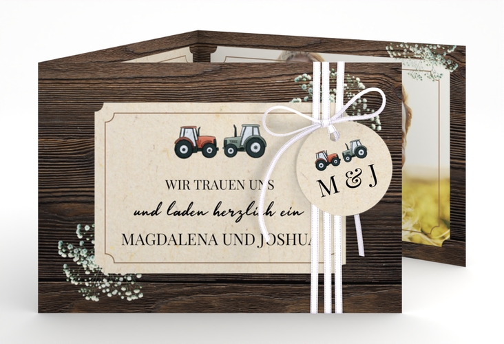 Hochzeitseinladung Bauernhochzeit A6 Doppel-Klappkarte in rustikaler Holz-Optik mit Schleierkraut und zwei kleinen Traktoren
