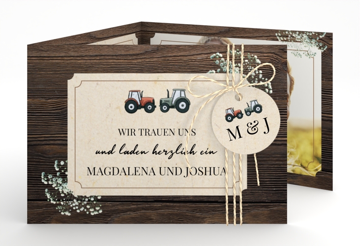 Hochzeitseinladung Bauernhochzeit A6 Doppel-Klappkarte in rustikaler Holz-Optik mit Schleierkraut und zwei kleinen Traktoren