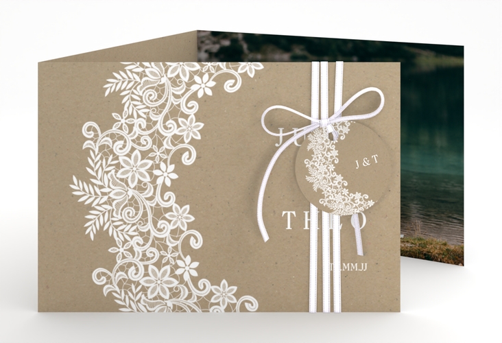 Hochzeitseinladung Mariage A6 Doppel-Klappkarte Kraftpapier hochglanz mit Bogen aus weißer Spitze