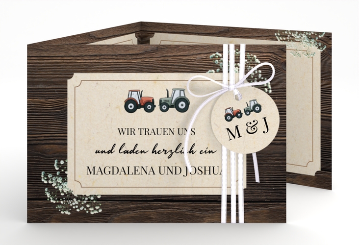 Hochzeitseinladung Bauernhochzeit A6 Doppel-Klappkarte in rustikaler Holz-Optik mit Schleierkraut und zwei kleinen Traktoren