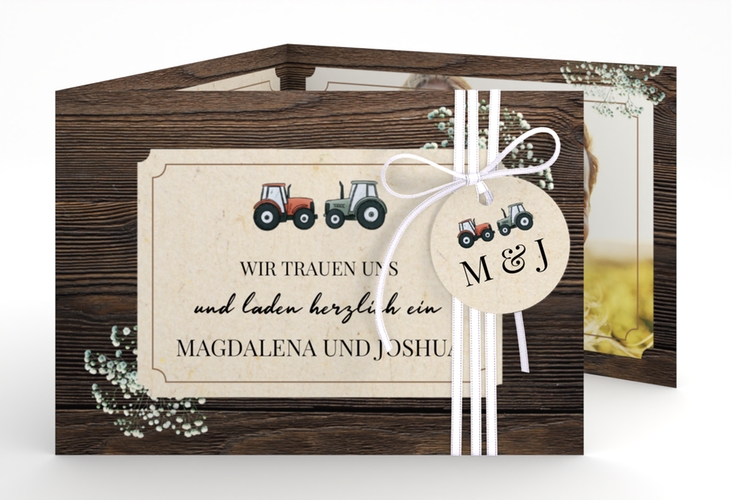Hochzeitseinladung Bauernhochzeit A6 Doppel-Klappkarte braun in rustikaler Holz-Optik mit Schleierkraut und zwei kleinen Traktoren