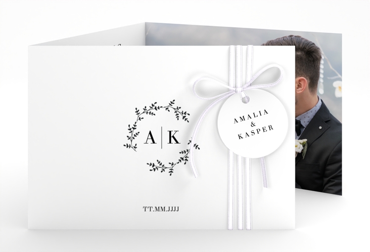 Hochzeitseinladung Filigrana A6 Doppel-Klappkarte schwarz hochglanz in reduziertem Design mit Initialen und zartem Blätterkranz