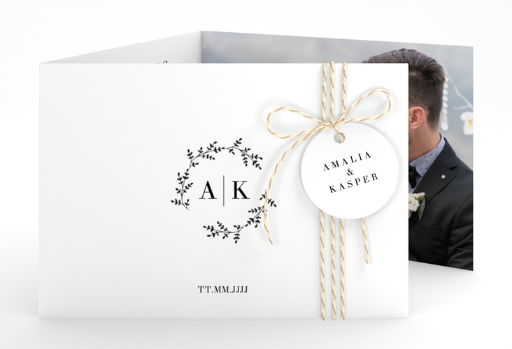 Hochzeitseinladung Filigrana A6 Doppel-Klappkarte schwarz hochglanz in reduziertem Design mit Initialen und zartem Blätterkranz