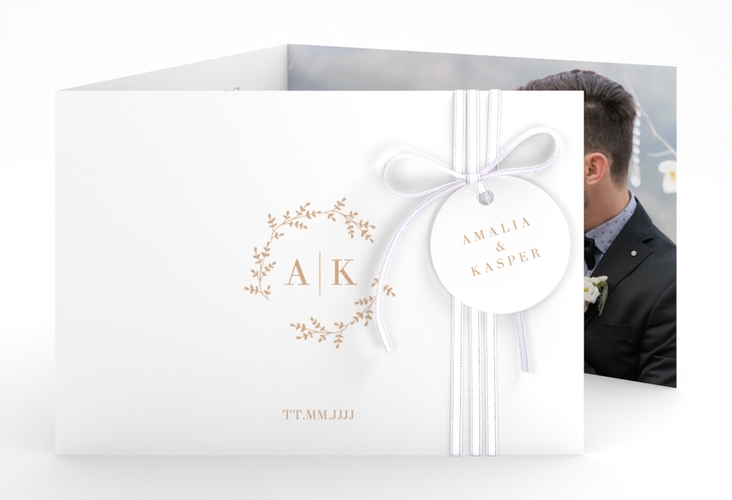 Hochzeitseinladung Filigrana A6 Doppel-Klappkarte beige in reduziertem Design mit Initialen und zartem Blätterkranz