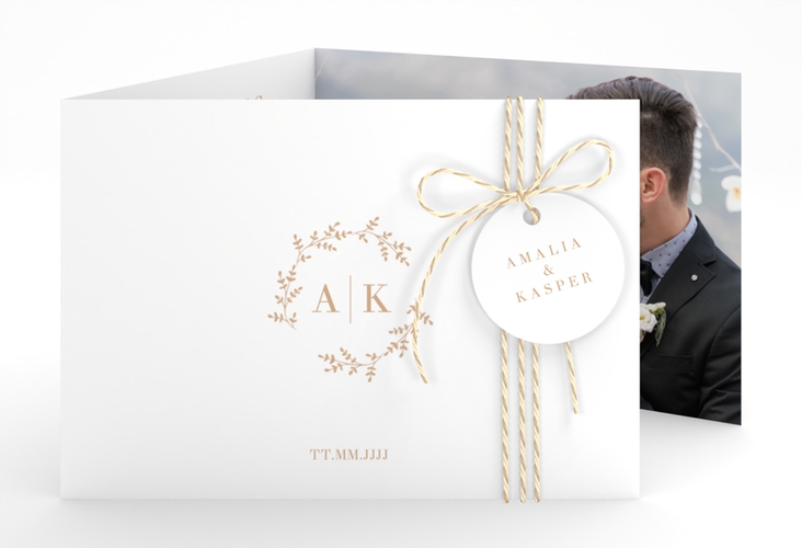 Hochzeitseinladung Filigrana A6 Doppel-Klappkarte beige in reduziertem Design mit Initialen und zartem Blätterkranz