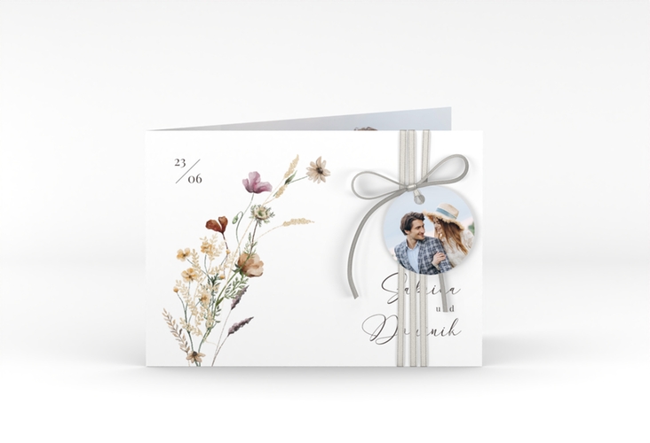 Hochzeitseinladung Sauvages A6 Klappkarte quer weiss mit getrockneten Wiesenblumen