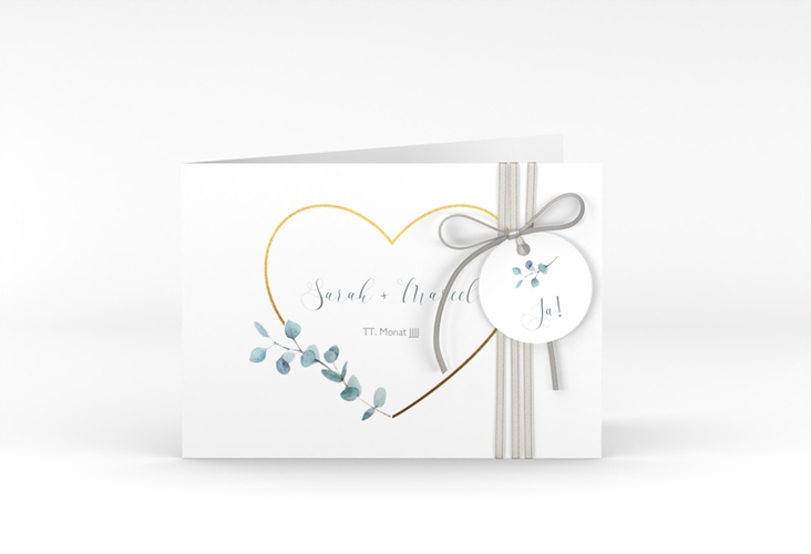 Hochzeitseinladung Greenheart A6 Klappkarte quer gold hochglanz mit elegantem Herz und Eukalyptus-Zweig