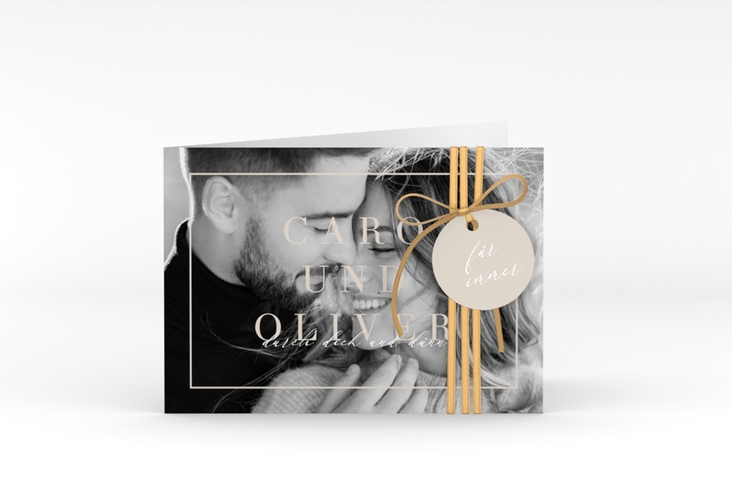 Hochzeitseinladung Moment A6 Klappkarte quer beige hochglanz mit Schwarzweiß-Foto des Brautpaars
