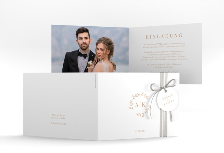 Hochzeitseinladung Filigrana A6 Klappkarte quer beige in reduziertem Design mit Initialen und zartem Blätterkranz