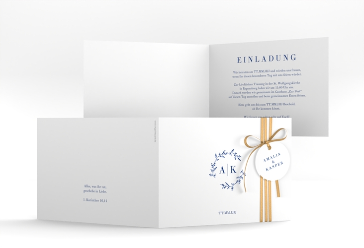 Hochzeitseinladung Filigrana A6 Klappkarte quer blau hochglanz in reduziertem Design mit Initialen und zartem Blätterkranz