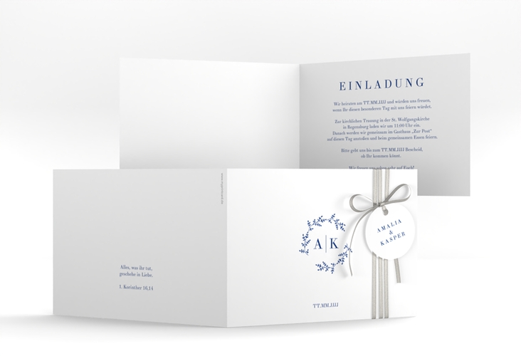 Hochzeitseinladung Filigrana A6 Klappkarte quer blau hochglanz in reduziertem Design mit Initialen und zartem Blätterkranz