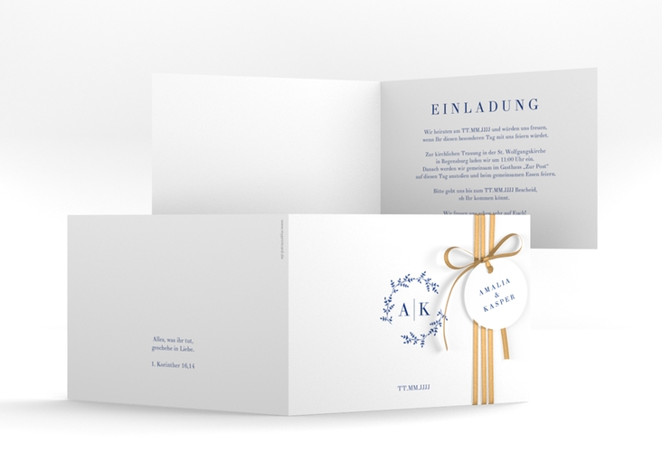 Hochzeitseinladung Filigrana A6 Klappkarte quer blau in reduziertem Design mit Initialen und zartem Blätterkranz