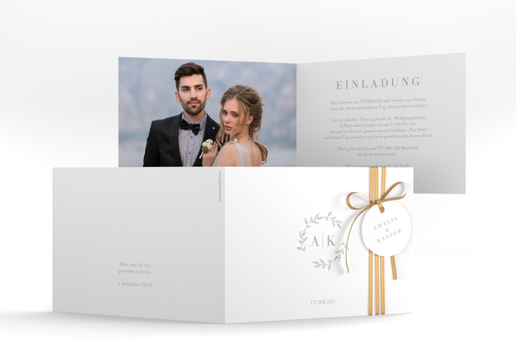 Hochzeitseinladung Filigrana A6 Klappkarte quer grau hochglanz in reduziertem Design mit Initialen und zartem Blätterkranz
