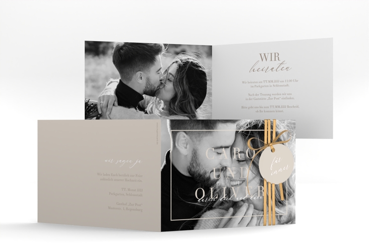 Hochzeitseinladung Moment A6 Klappkarte quer beige hochglanz mit Schwarzweiß-Foto des Brautpaars