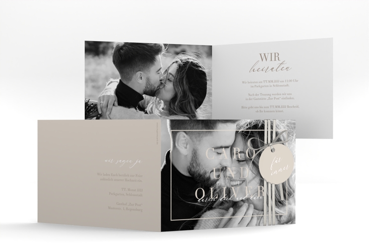 Hochzeitseinladung Moment A6 Klappkarte quer beige hochglanz mit Schwarzweiß-Foto des Brautpaars