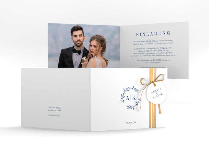 Hochzeitseinladung Filigrana A6 Klappkarte quer blau in reduziertem Design mit Initialen und zartem Blätterkranz