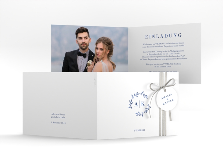 Hochzeitseinladung Filigrana A6 Klappkarte quer blau in reduziertem Design mit Initialen und zartem Blätterkranz