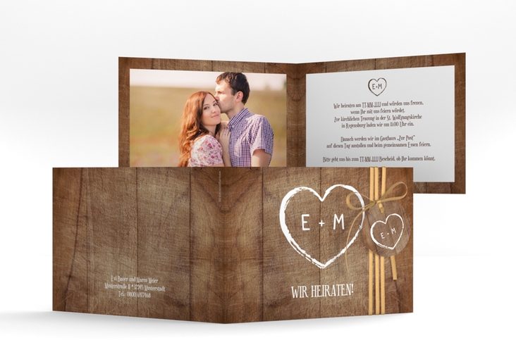 Hochzeitseinladung "Wood" A6 Klappkarte quer in rustikaler Holz-Optik mit Herz