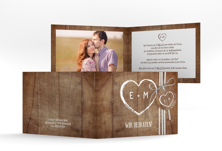 Hochzeitseinladung Wood A6 Klappkarte quer braun hochglanz in rustikaler Holz-Optik mit Herz