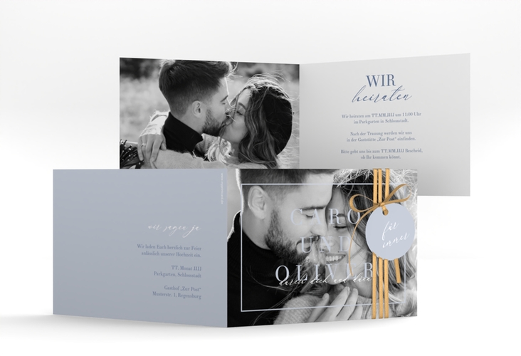 Hochzeitseinladung Moment A6 Klappkarte quer blau hochglanz mit Schwarzweiß-Foto des Brautpaars