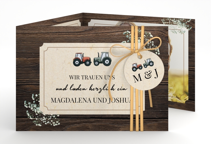 Hochzeitseinladung Bauernhochzeit A6 Doppel-Klappkarte braun in rustikaler Holz-Optik mit Schleierkraut und zwei kleinen Traktoren