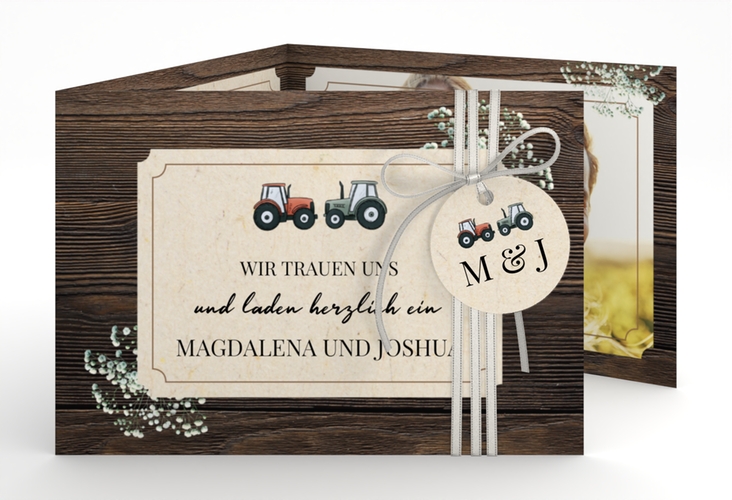 Hochzeitseinladung Bauernhochzeit A6 Doppel-Klappkarte braun in rustikaler Holz-Optik mit Schleierkraut und zwei kleinen Traktoren