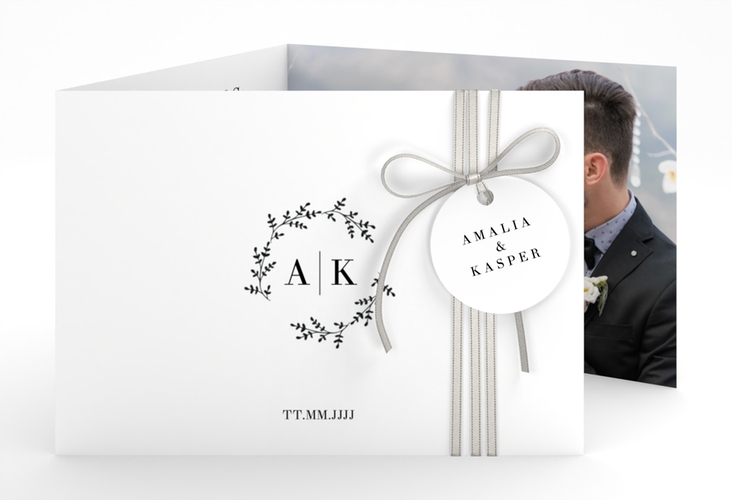 Hochzeitseinladung Filigrana A6 Doppel-Klappkarte schwarz hochglanz in reduziertem Design mit Initialen und zartem Blätterkranz