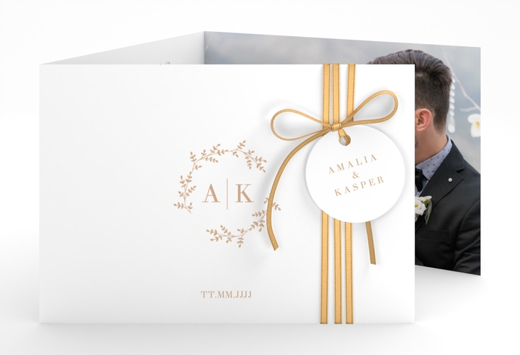 Hochzeitseinladung Filigrana A6 Doppel-Klappkarte beige in reduziertem Design mit Initialen und zartem Blätterkranz