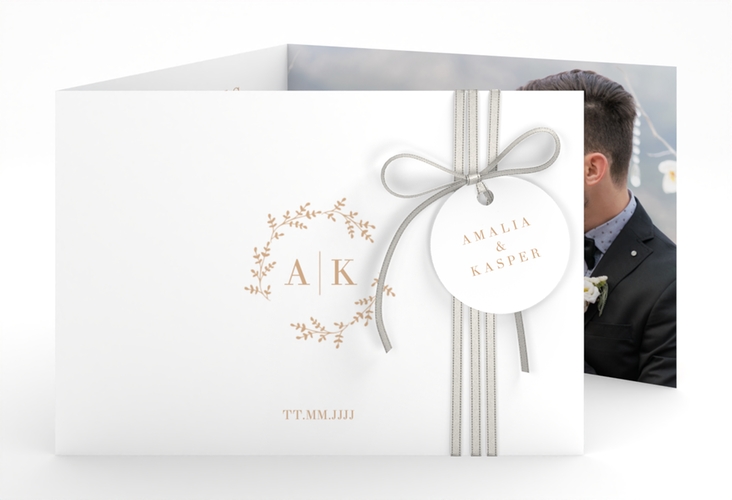 Hochzeitseinladung Filigrana A6 Doppel-Klappkarte beige in reduziertem Design mit Initialen und zartem Blätterkranz