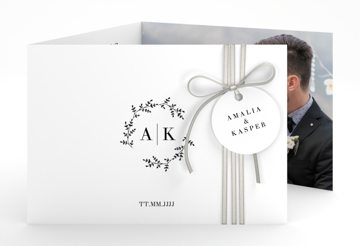 Hochzeitseinladung Filigrana A6 Doppel-Klappkarte schwarz hochglanz in reduziertem Design mit Initialen und zartem Blätterkranz
