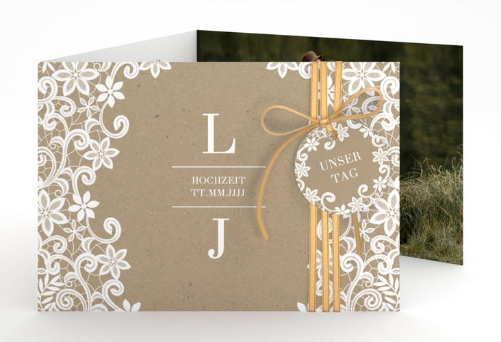 Hochzeitseinladung Bella A6 Doppel-Klappkarte Kraftpapier mit weißer Brautspitze um Initialen