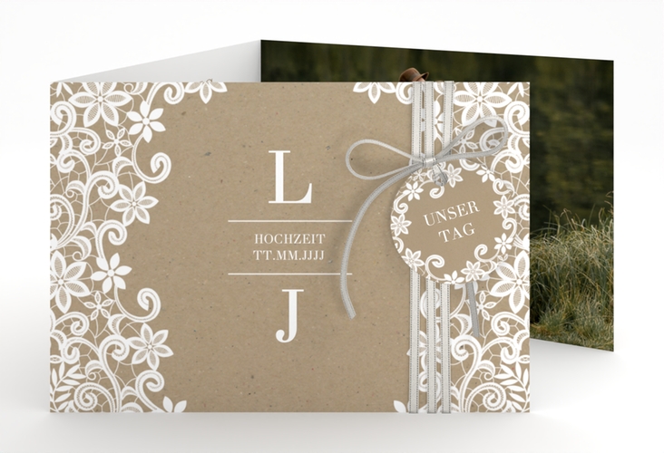 Hochzeitseinladung Bella A6 Doppel-Klappkarte Kraftpapier mit weißer Brautspitze um Initialen
