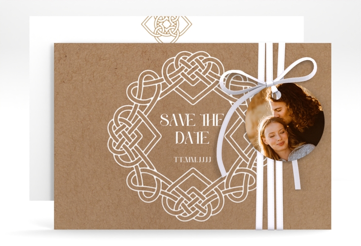 Save the Date-Karte Herzknoten A6 Karte quer Kraftpapier mit Goldrahmen und roten Herzen