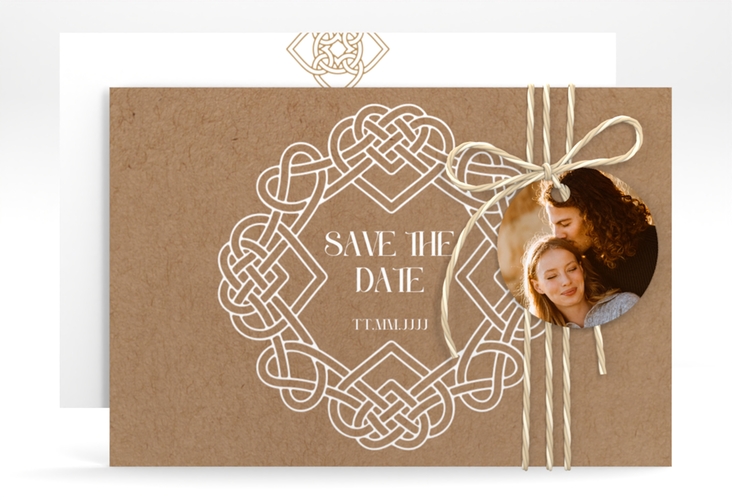 Save the Date-Karte Herzknoten A6 Karte quer Kraftpapier mit Goldrahmen und roten Herzen