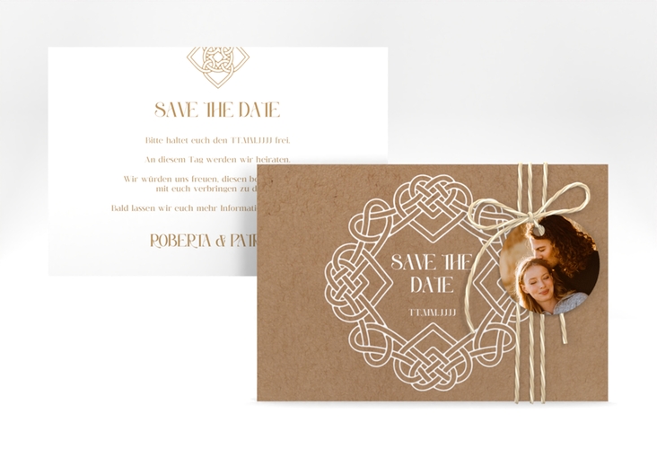 Save the Date-Karte Herzknoten A6 Karte quer Kraftpapier mit Goldrahmen und roten Herzen