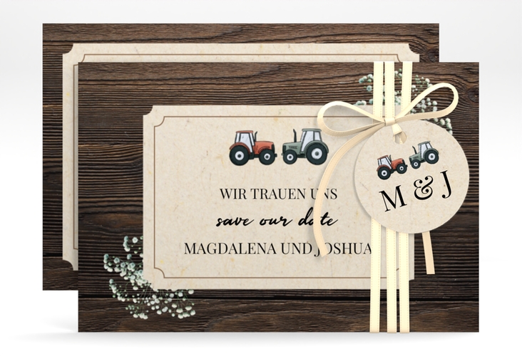 Save the Date-Karte Bauernhochzeit A6 Karte quer braun in rustikaler Holz-Optik mit Schleierkraut und zwei kleinen Traktoren