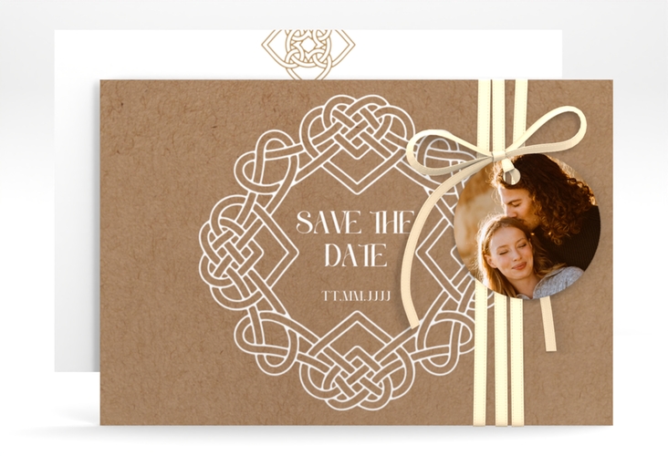 Save the Date-Karte Herzknoten A6 Karte quer Kraftpapier mit Goldrahmen und roten Herzen