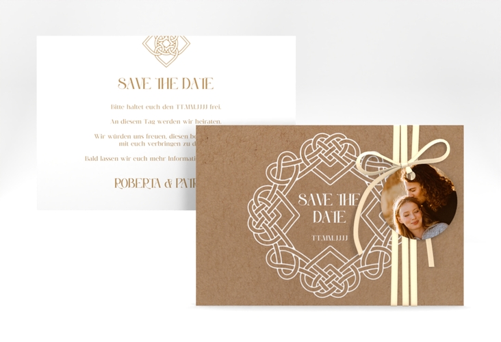 Save the Date-Karte Herzknoten A6 Karte quer Kraftpapier mit Goldrahmen und roten Herzen
