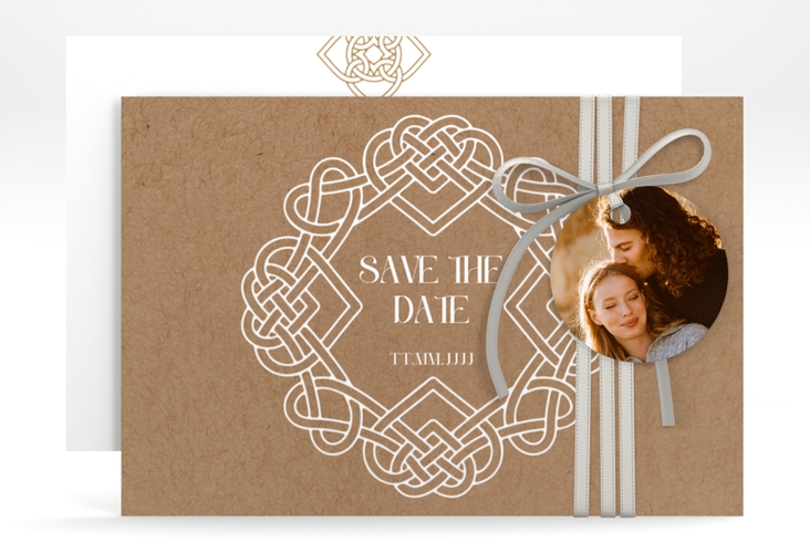 Save the Date-Karte Herzknoten A6 Karte quer mit Goldrahmen und roten Herzen