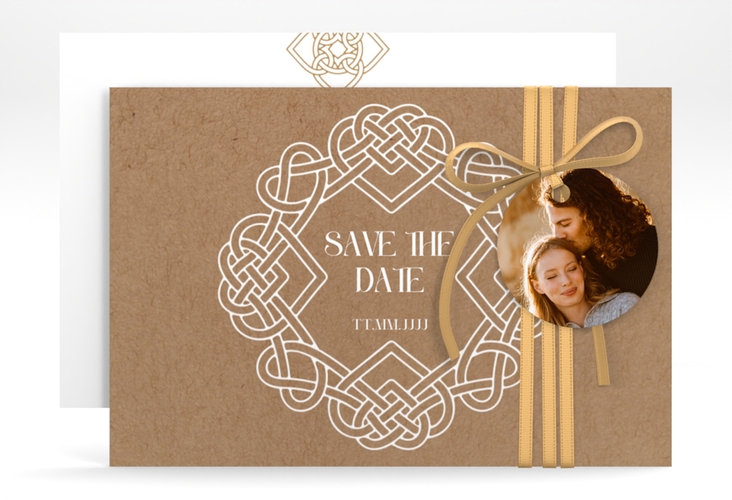 Save the Date-Karte Herzknoten A6 Karte quer Kraftpapier mit Goldrahmen und roten Herzen