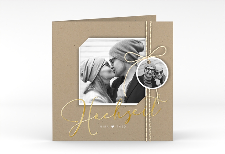 Hochzeitseinladung Crafty quadr. Klappkarte gold mit Schwarzweiß-Foto und schwungvollem Schriftzug
